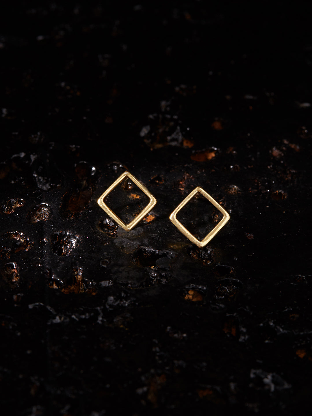 The Outline stud earrings